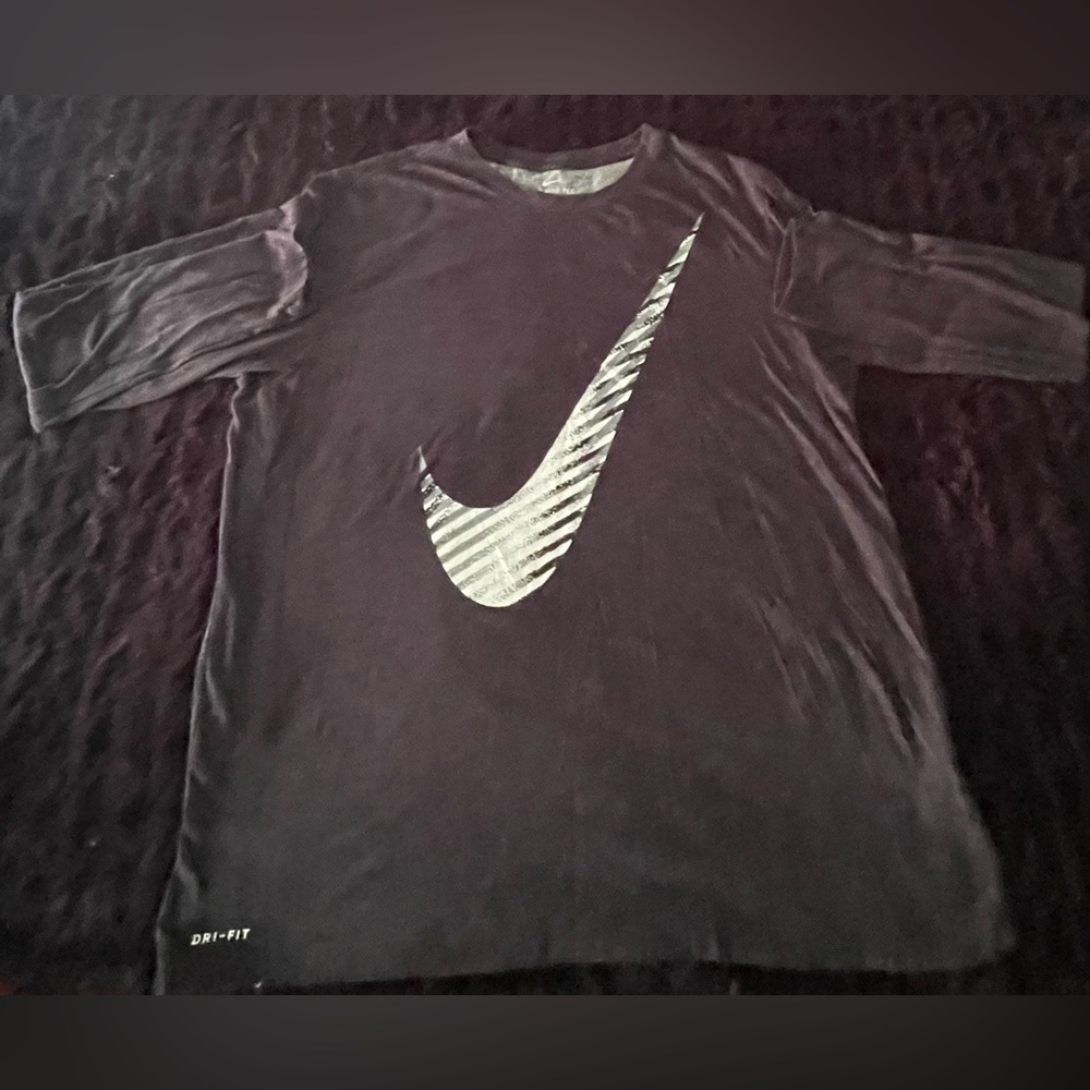 Nike long sleeve men’s size XL I great condition camera quality not great